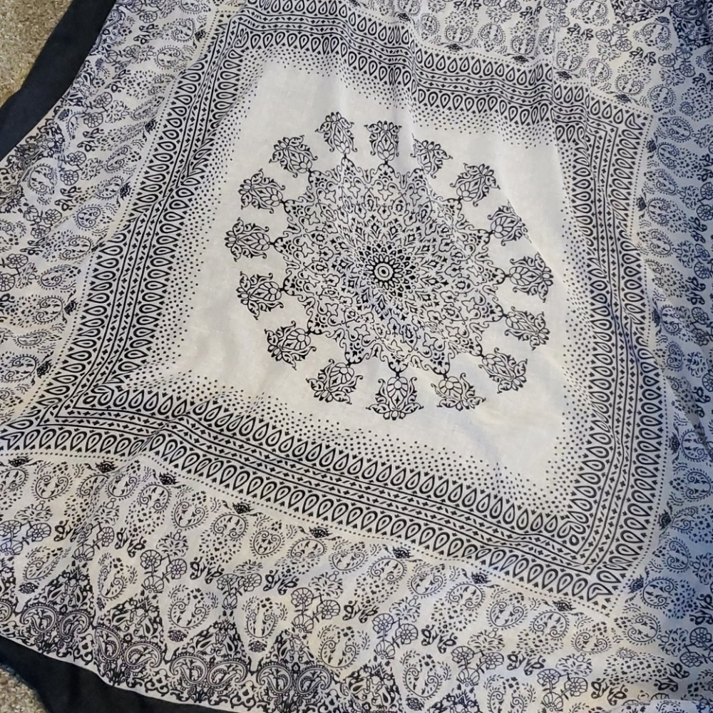 Large Scarf - Picture 3 of 5
